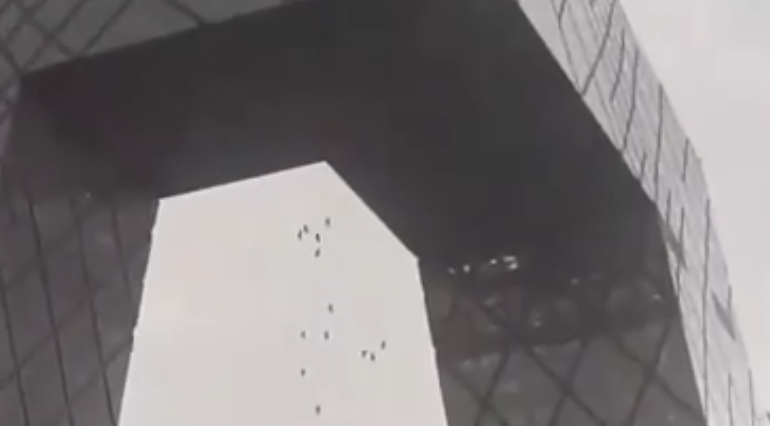 央視大樓外“蜘蛛人”突遇大風(fēng),現(xiàn)已平安撤離!